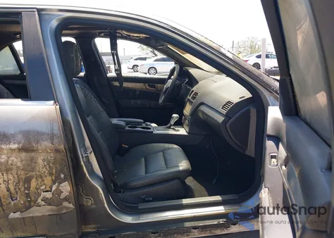 2010 Mercedes-Benz C 300 Luxury/Sport z USA, uszkodzony, nr VIN WDDGF5EB8AR105375